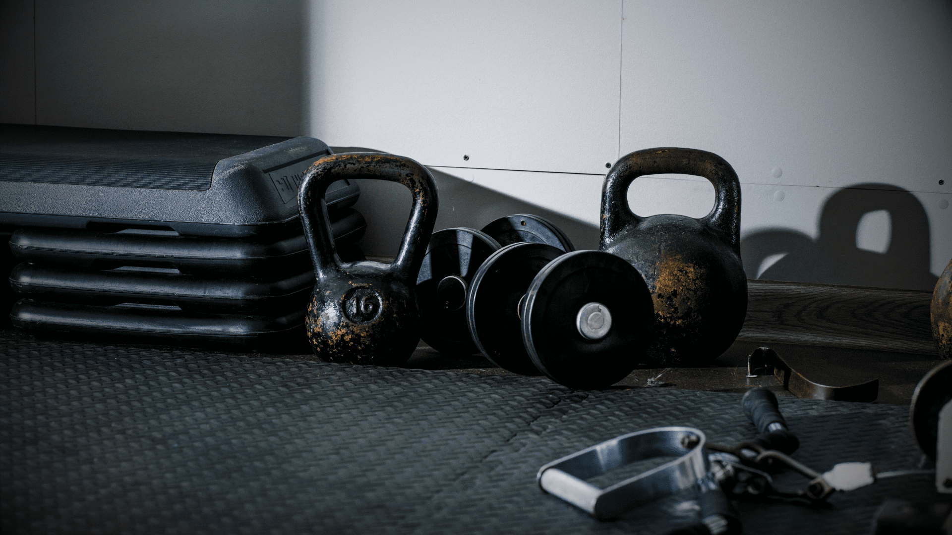 Poids et accessoires de gym dans des tons de noir et gris